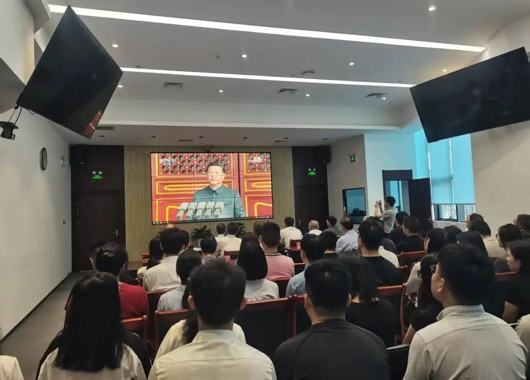 k8凯发集团组织干部职工集中旁观“留想中国人民抗日战争暨世界反法西斯战争成功80周年大会”现场直播