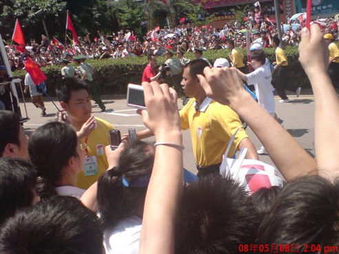 k8凯发集团员工喜迎奥运圣火